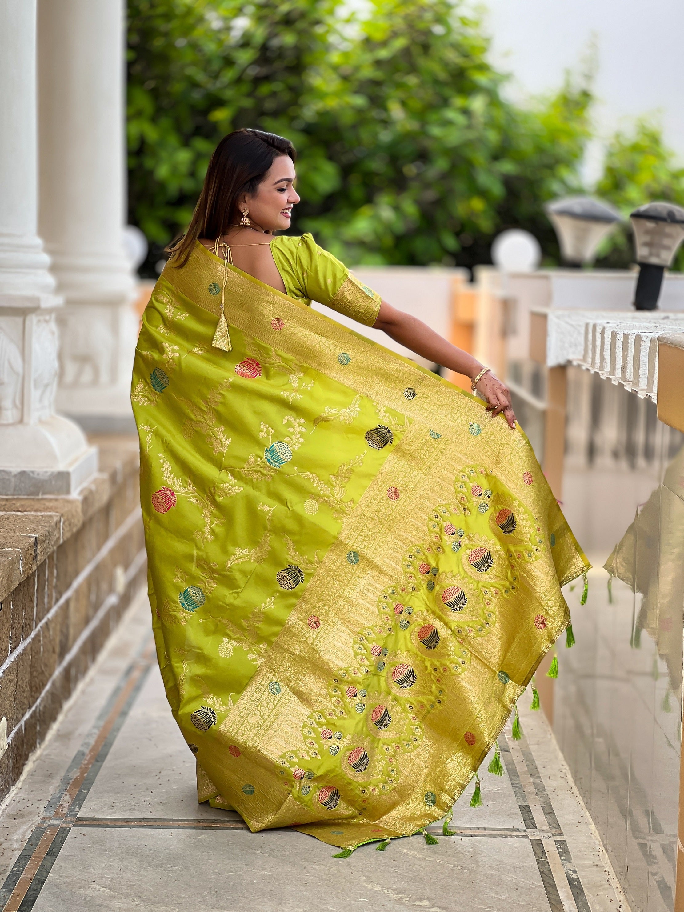 Vedant Vastram Soft Litchi Silk Banarasi Silk Jacquard Saree - Parrot - Dista