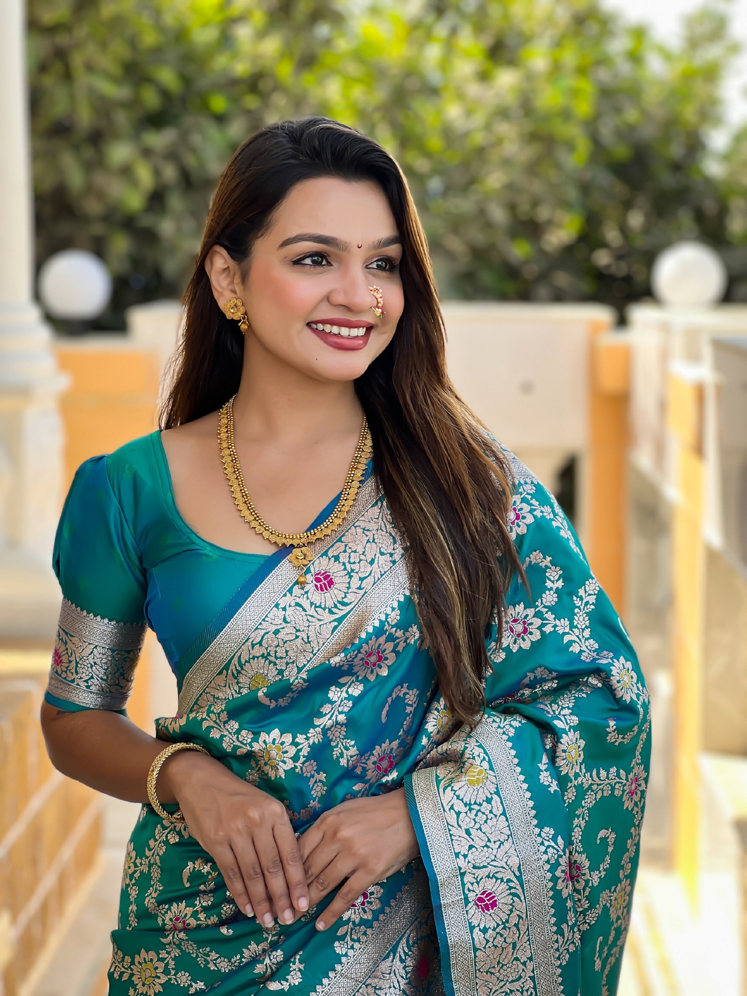 Vedant Vastram Soft Litchi Silk Banarasi Silk Jacquard Saree - Rama - Dista
