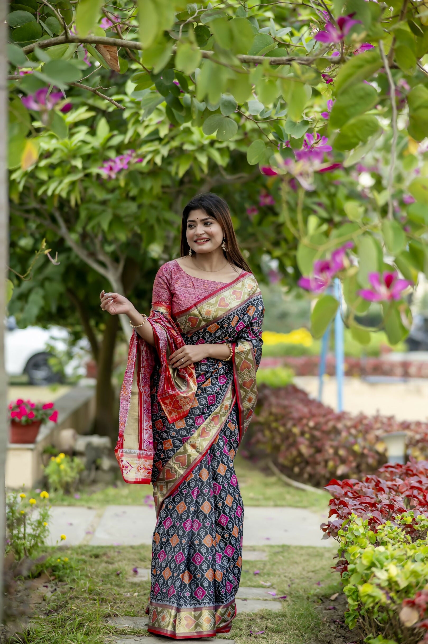 Vishnu Weaves Women's Black Banarasi Silk Saree with Blouse - Distacart