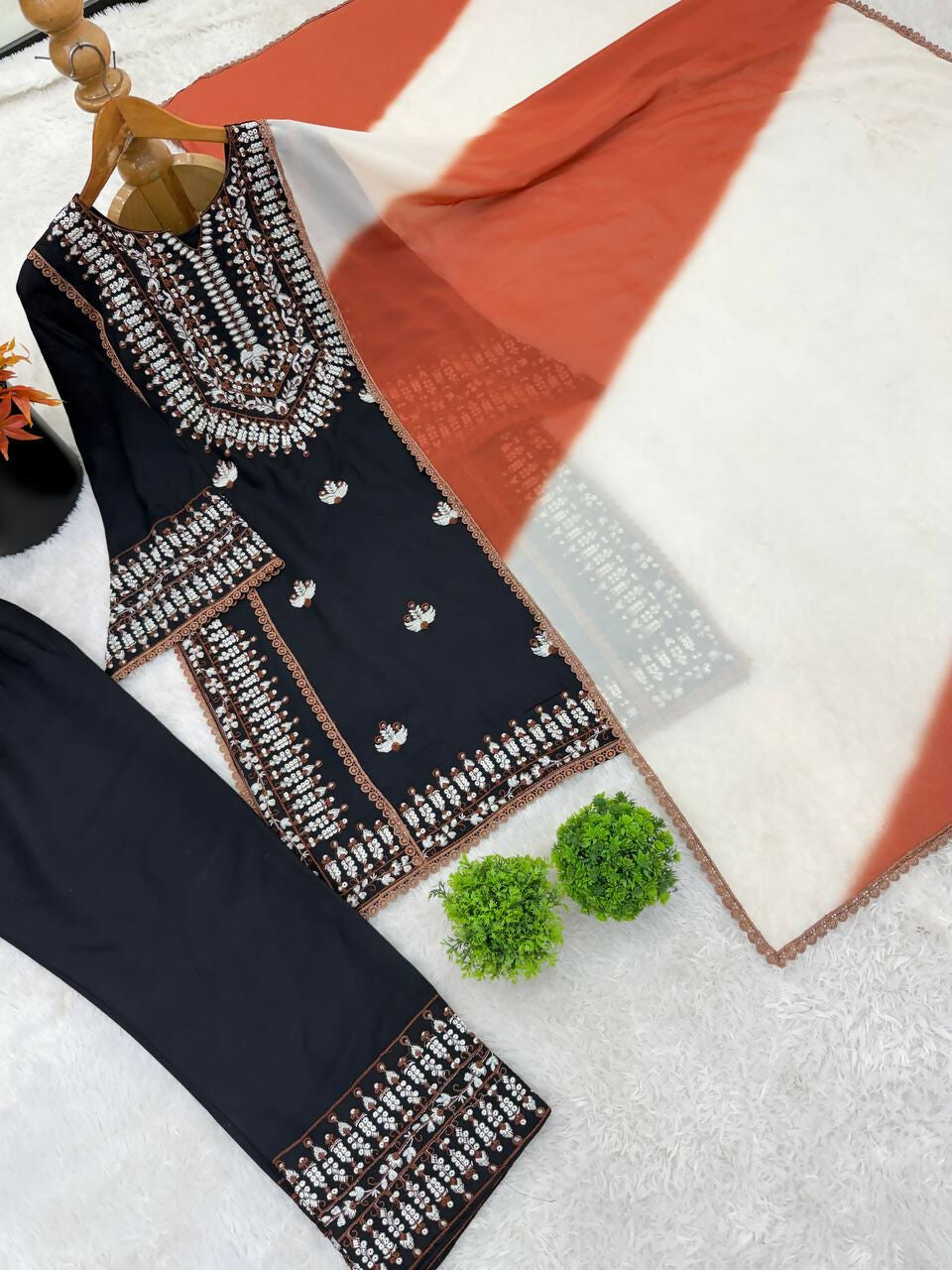 Teeya Creation Womens Trendy Stylish Embroidery Thread Work Kurta Set - Dista