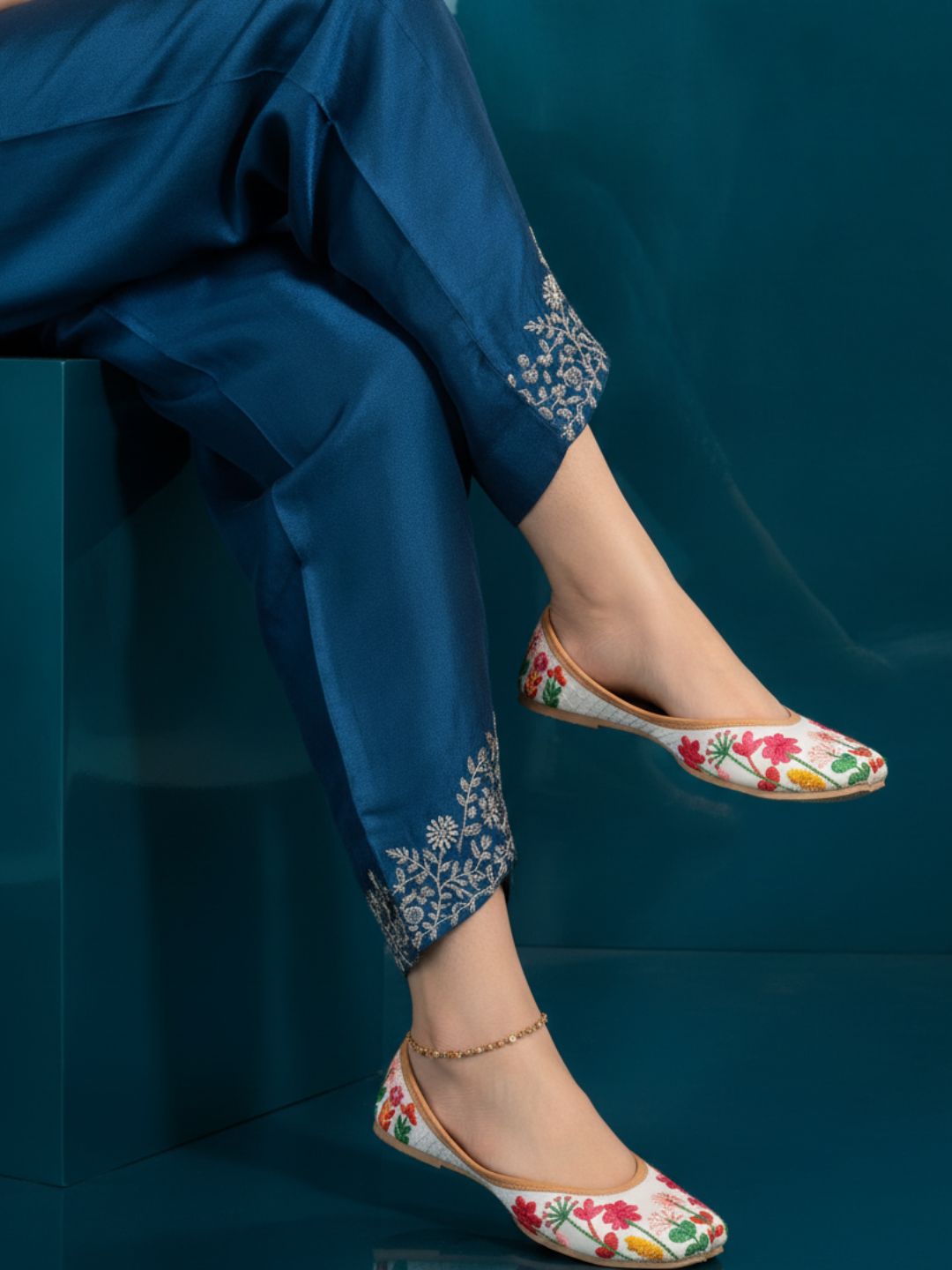 Desi Colour Women Indian Ethnic Footwear-Embellished White Forest Mojari