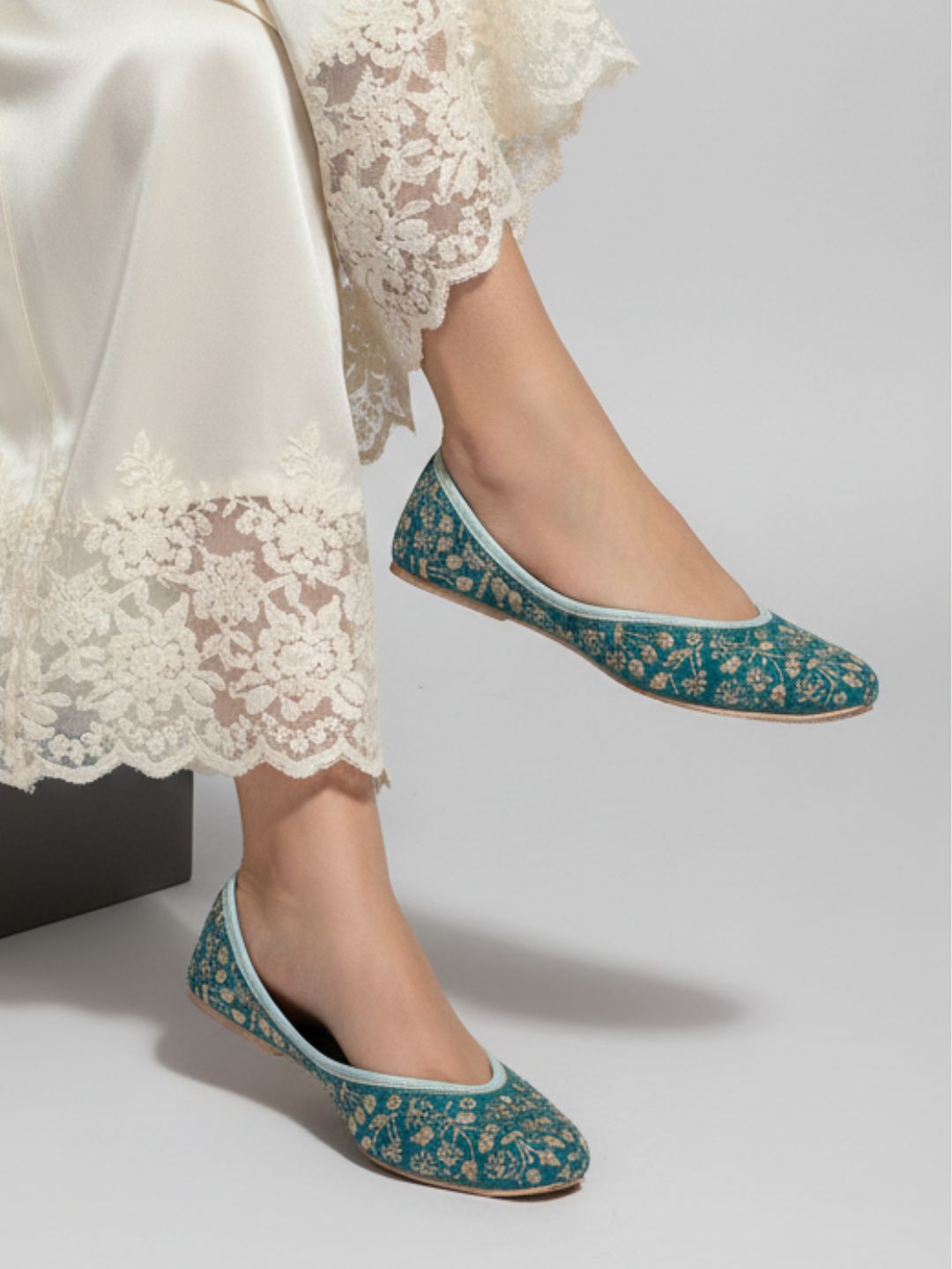 Desi Colour Women Indian Ethnic Footwear-Cushioned Green Emb