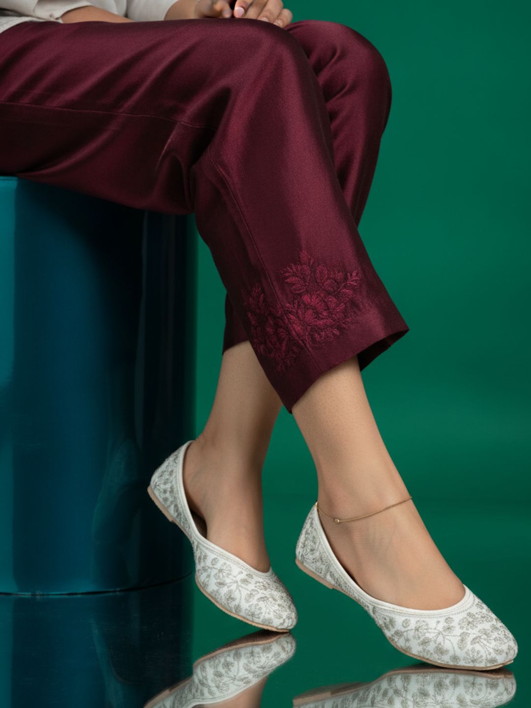 Desi Colour Women Indian Ethnic Footwear-Cushioned White Heavy Emb