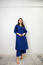 Thumbnail for trueBrowns Blue Textured Silk Puff Sleeve Kurta Pant Set - Distacart