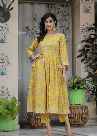 Thumbnail for Kaajh Women's Yellow Floral Print Cotton Kurta Pant Set - Distacart