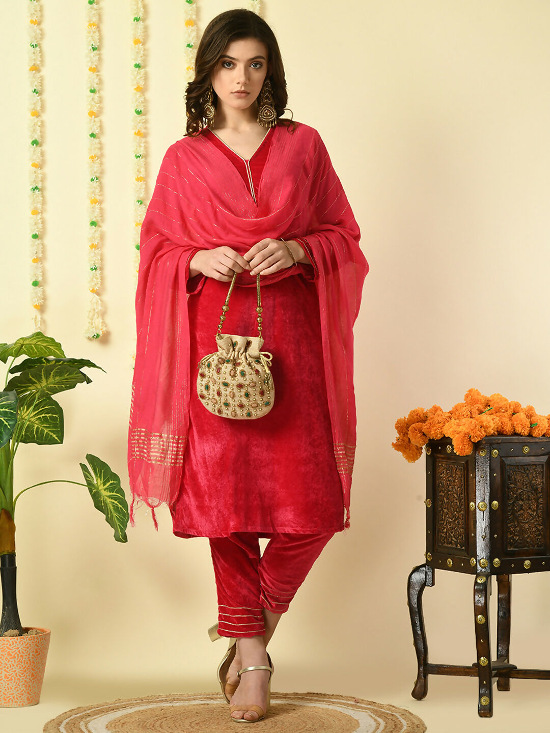 Myshka Women's Pink Velvet Kurta & Trousers With Dupatta Party Sets - Distacart