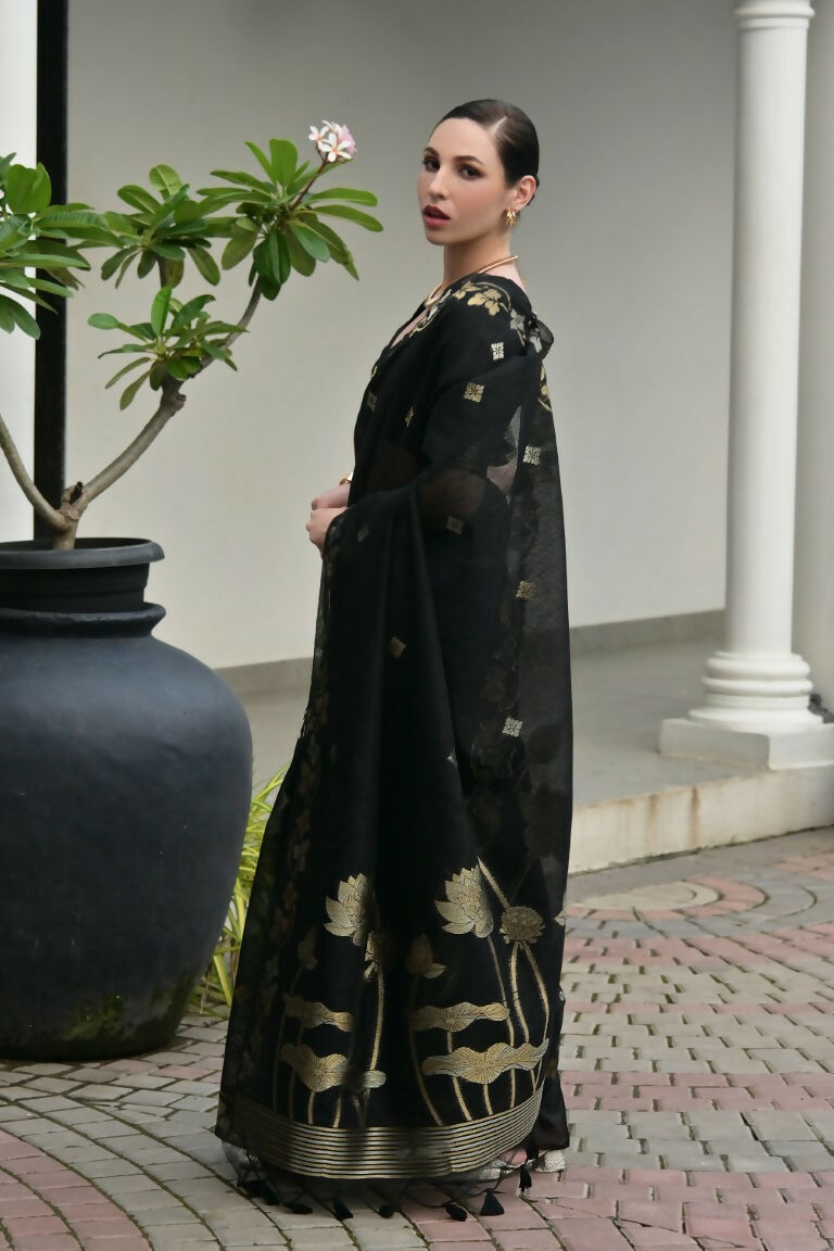 Vishnu Weaves Women's Black Linen Silk Zari Weaving Saree with Blouse