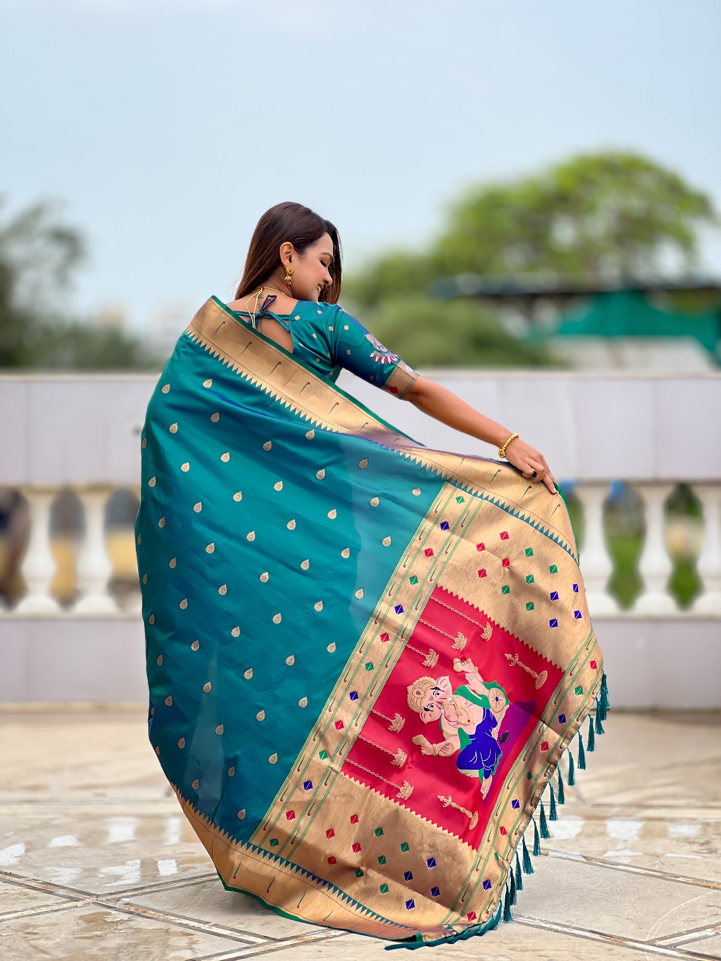 Vedant Vastram Soft Litchi Silk Paithani Jacquard Saree - Rama - Dista