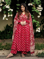Thumbnail for Women's Floral Printed Knee Length Flared Rayon Kurti And Pant Set With Cotton Printed Dupatta (Red) - Hiral Fashion