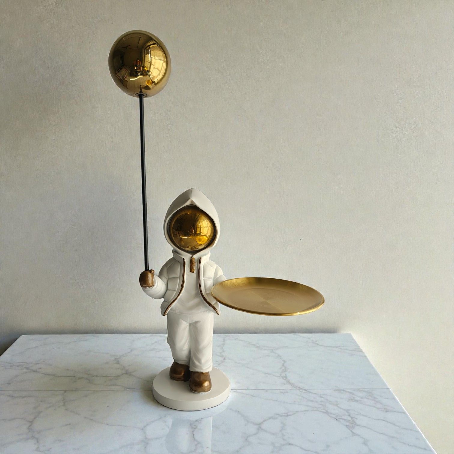 Sun Mun Decors Astronaut Platter With Balloon