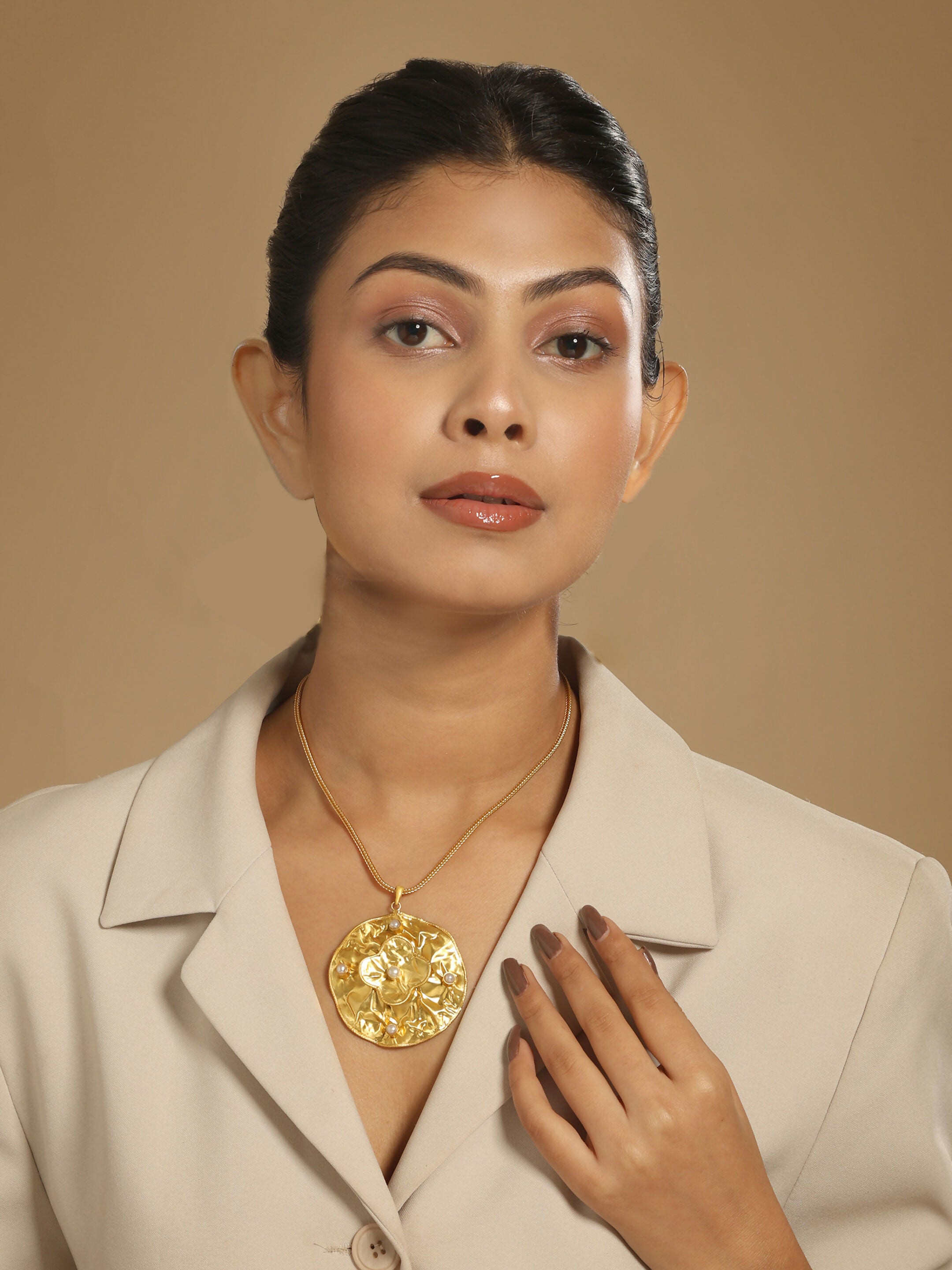 Nuyug 18K Gold-Plated Pearl Embellished Minimal Chain Textured Surface Floral Pendant Necklace