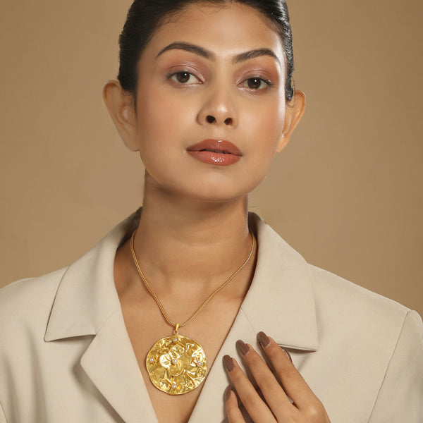 Nuyug 18K Gold-Plated Pearl Embellished Minimal Chain Textured Surface Floral Pendant Necklace