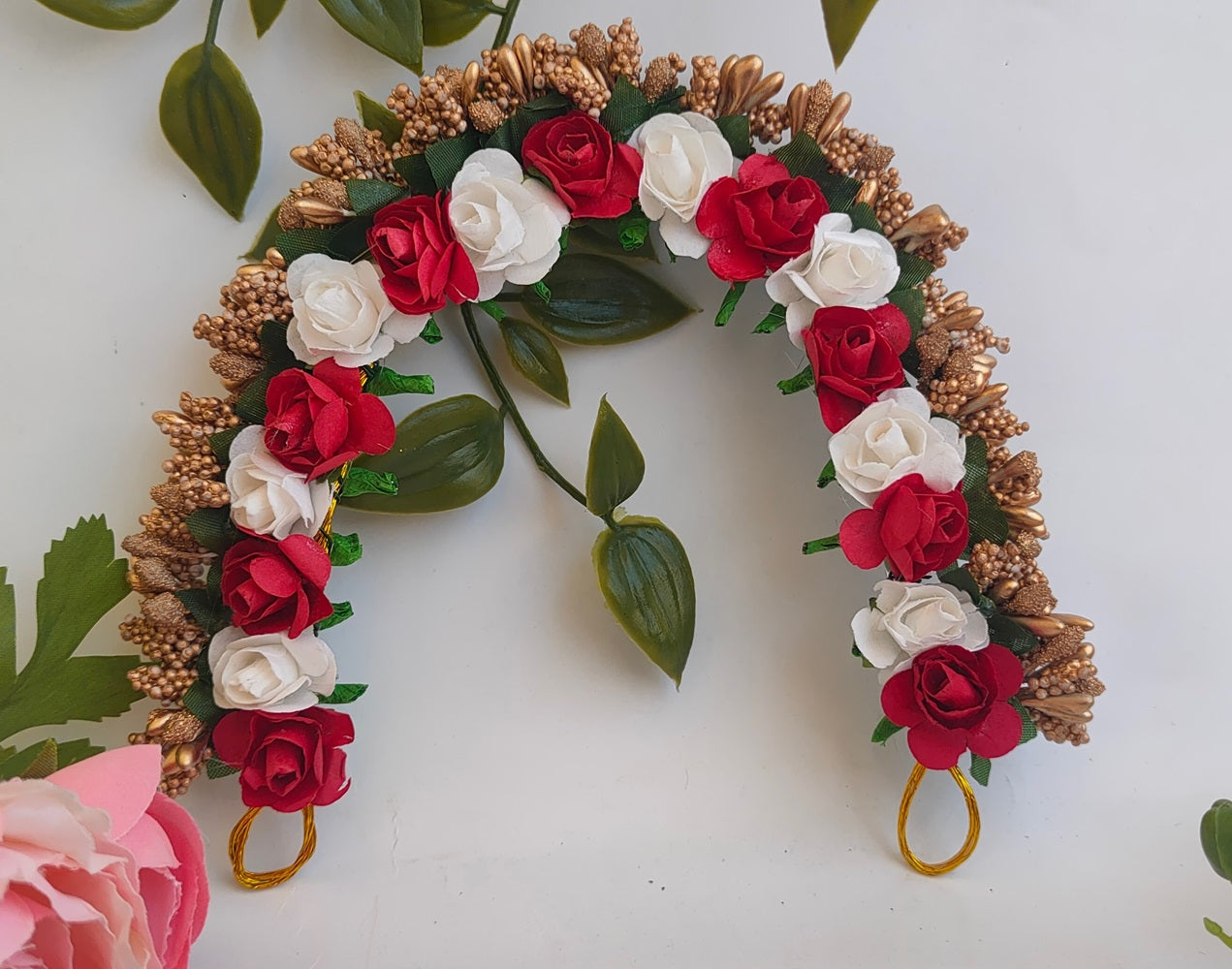 Maroon & white Rose Gajra - Distacart