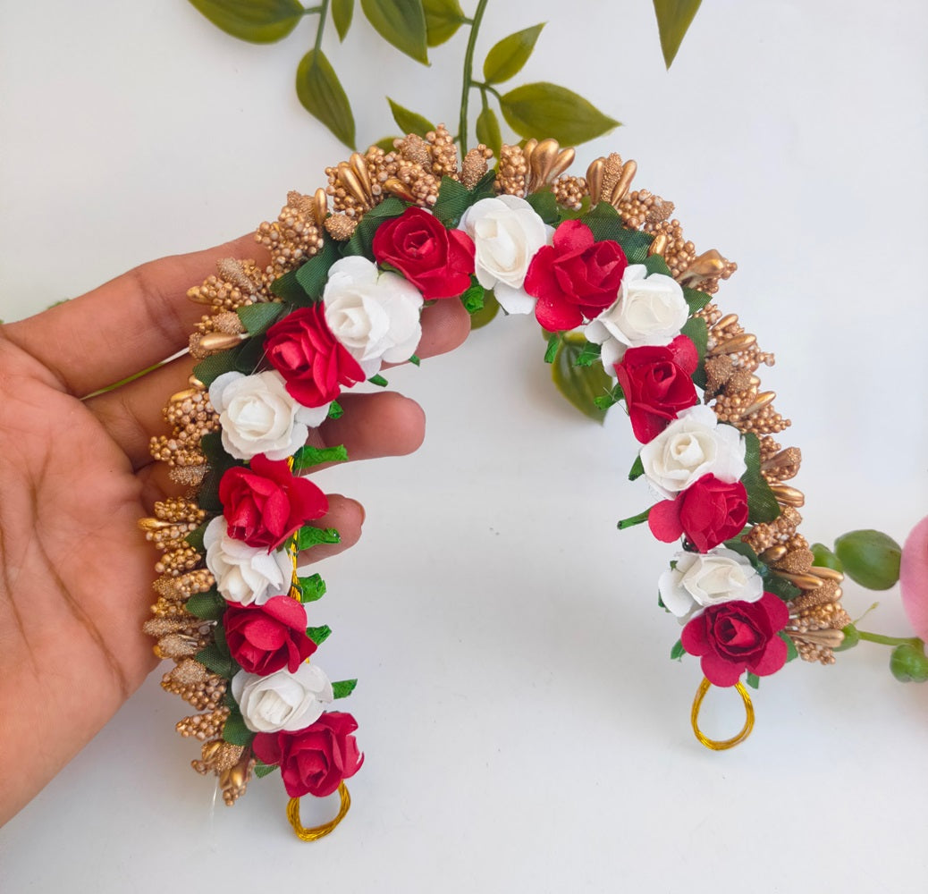 Maroon & white Rose Gajra - Distacart
