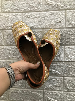Desi Colour Women Indian Ethnic Footwear-Gold Side Flip-1 - Distacart