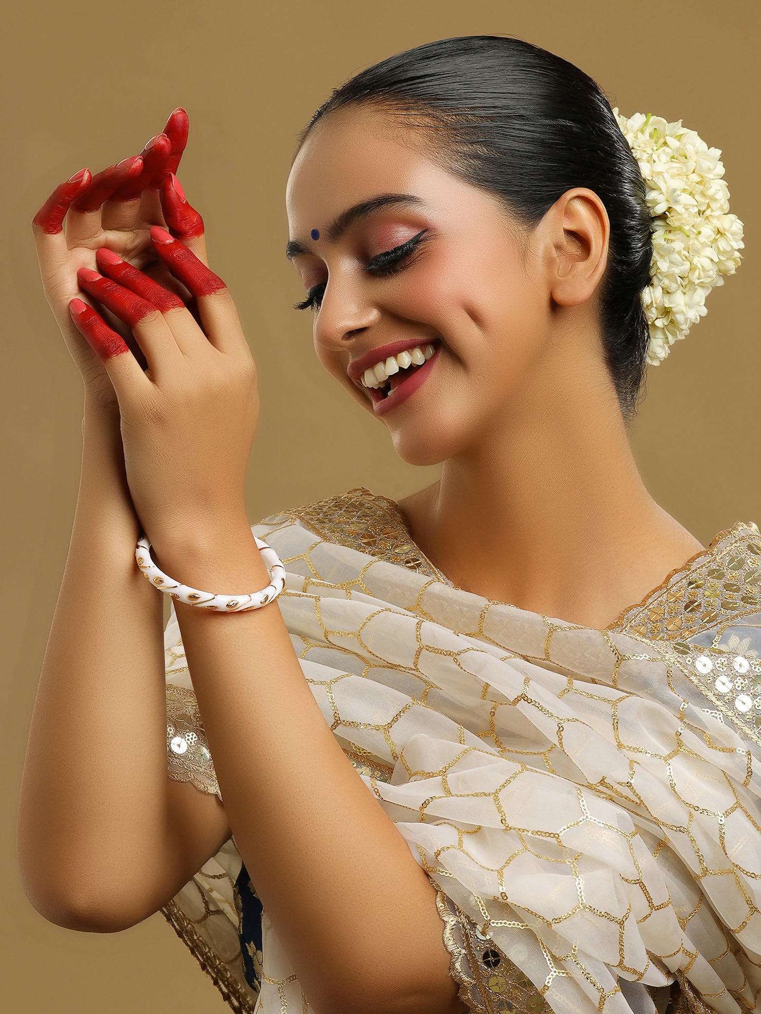 Ruby Raang White Traditional Bangle