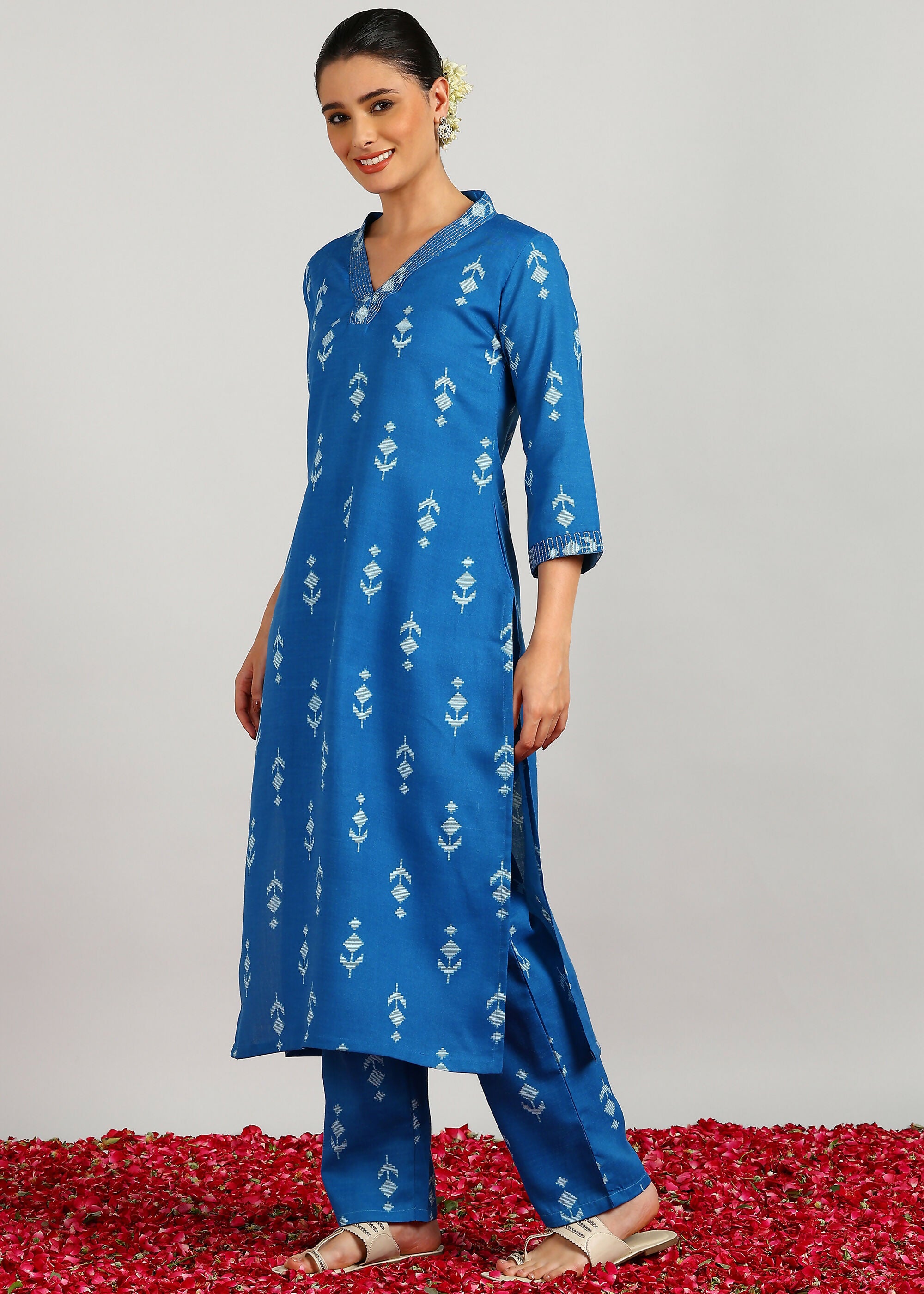 Aavyora Women's Blue Ikat Printed Ethnic Co-ord Set