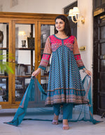 Thumbnail for Juniper Women's Teal Ethnic Motif Printed Rayon Kurta Set With Thread & Mirror Work - Distacart