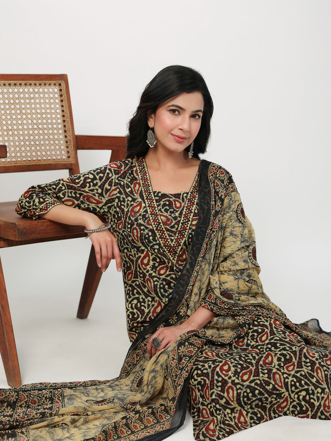 Janasya Straight Cambric Black Batik V-Neck Set - Distacart