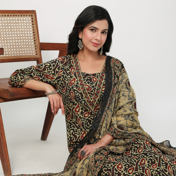 Janasya Straight Cambric Black Batik V-Neck Set - Distacart