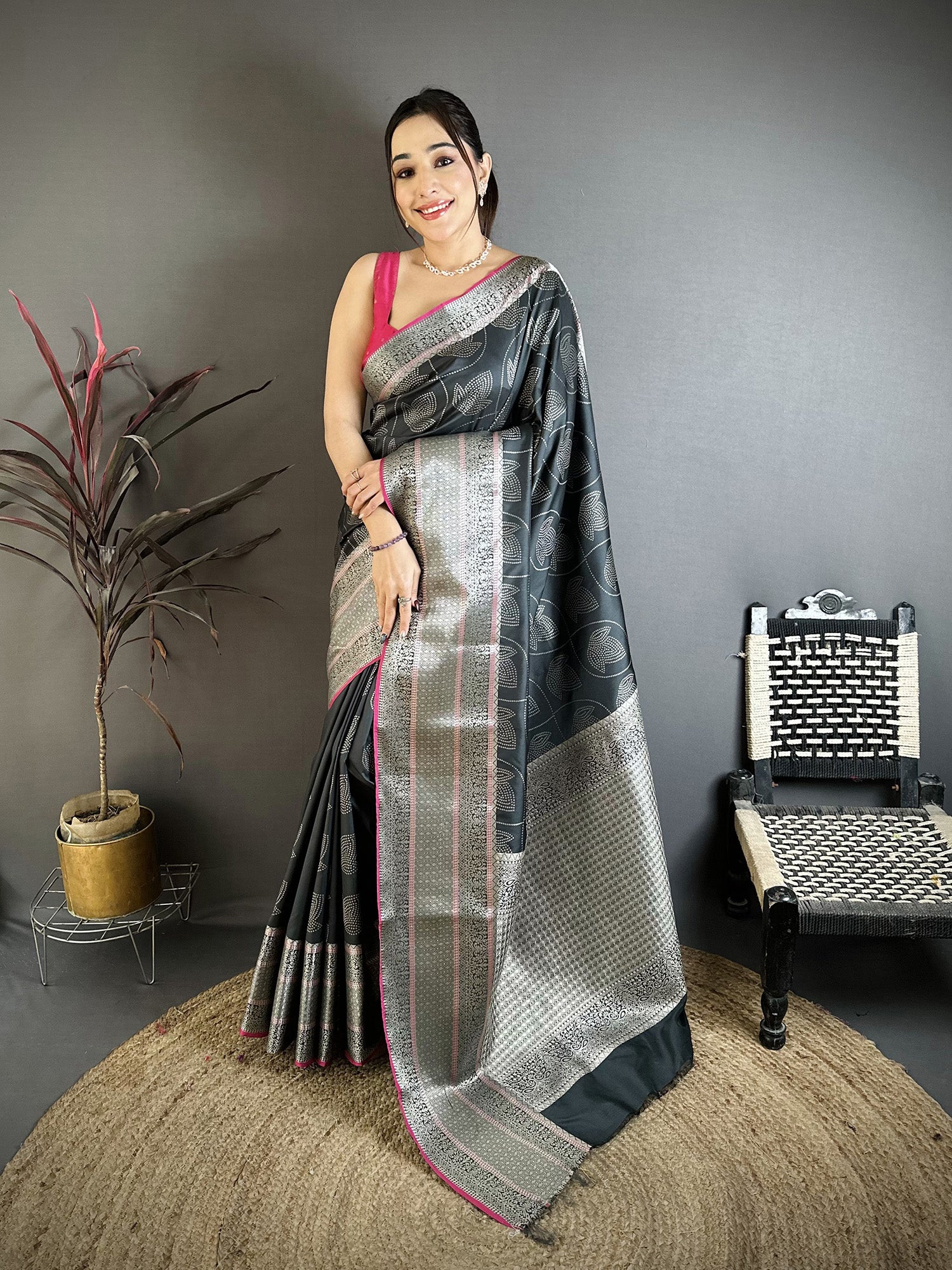 Elora Black Banarasi Silk Leaf Motif Kanjivaram Sarees - Dista