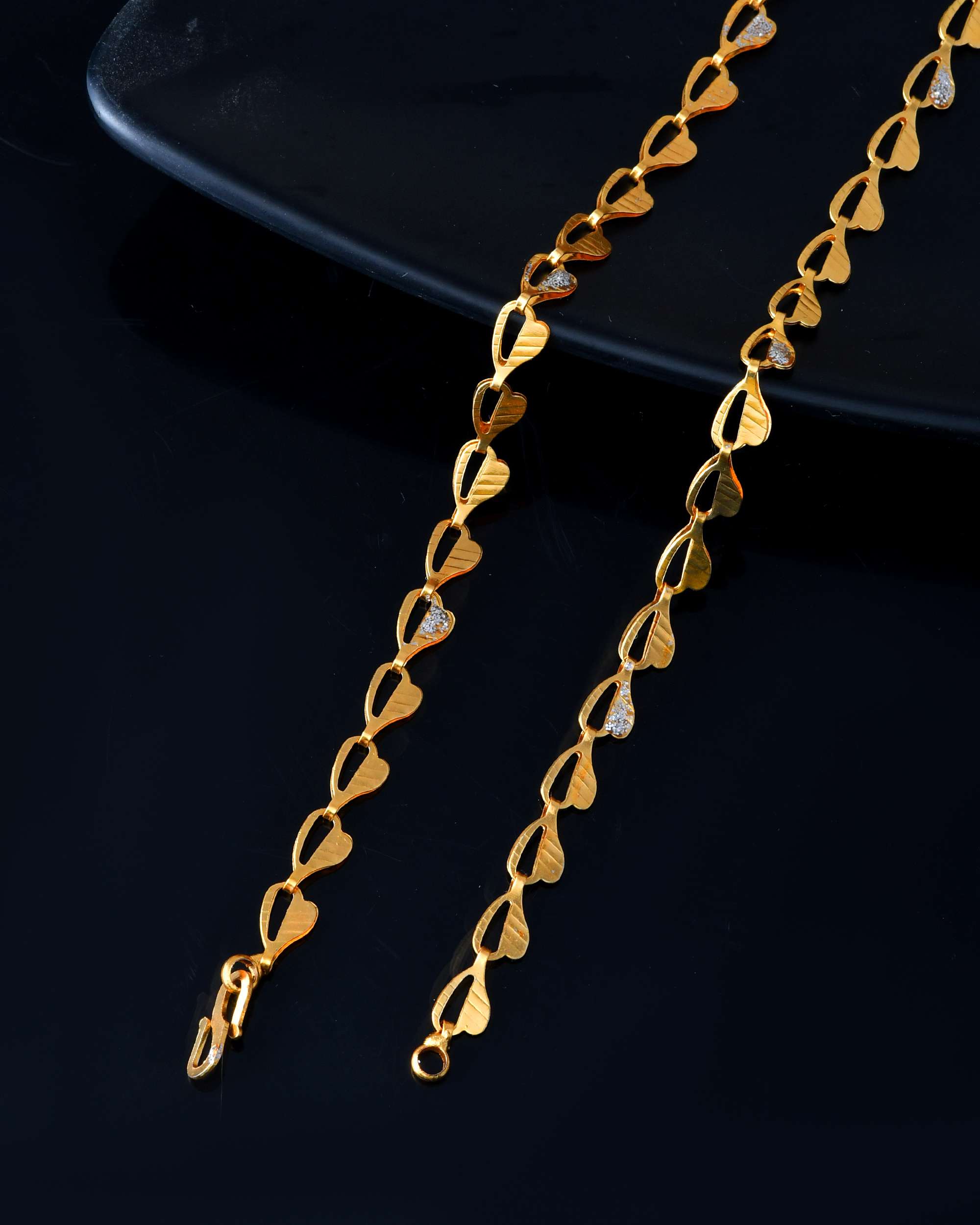 Jewels Nest Gold-Toned Heart Leaf Pattern Chain Necklace