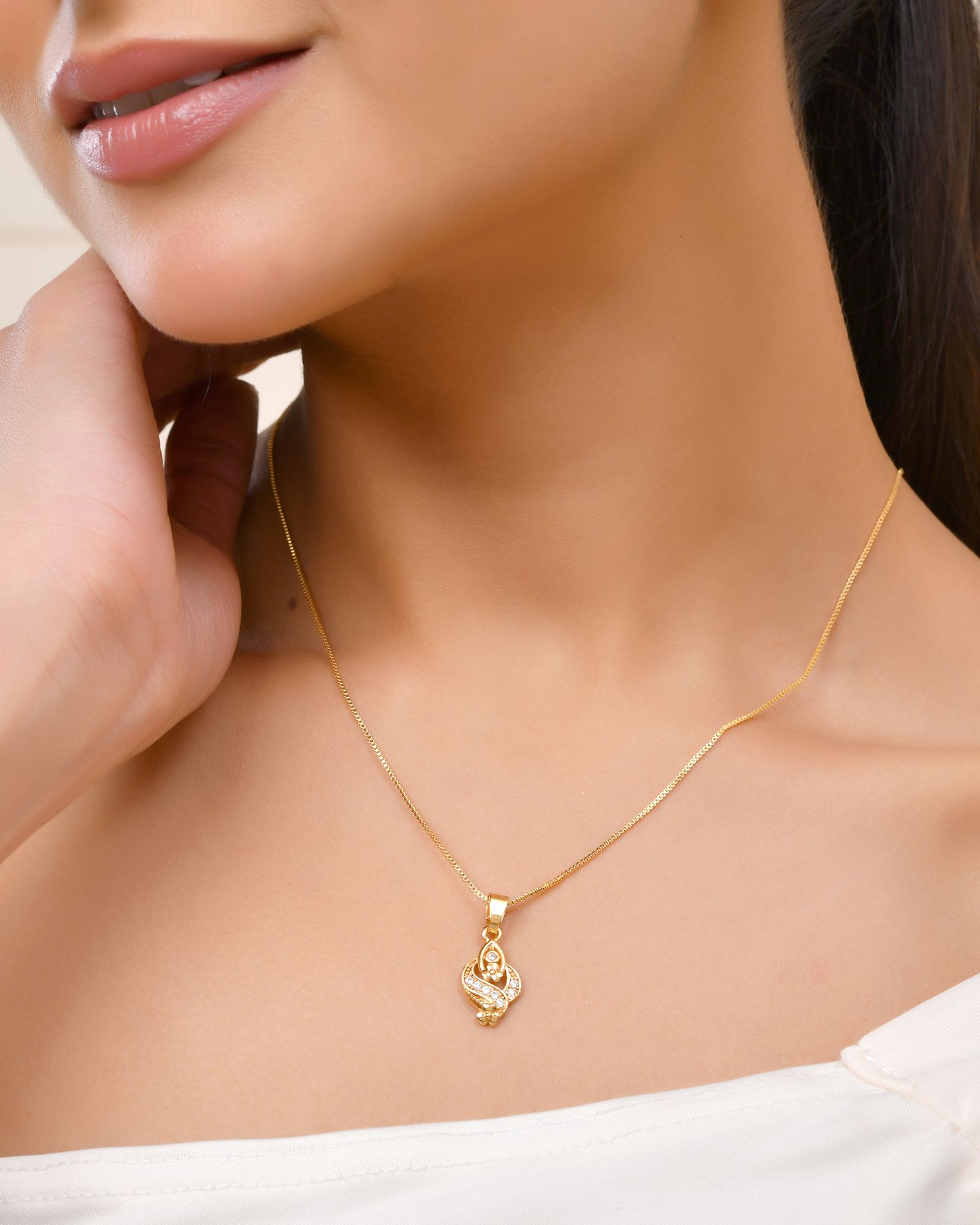 Jewels Nest Gold-Plated Leaf Motif Pendant Necklace For Women - Distacart