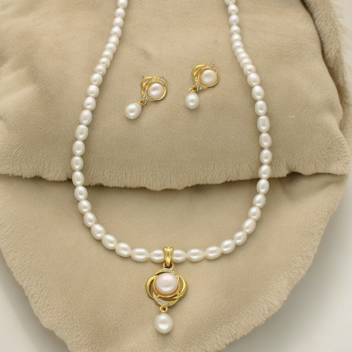 J Pearls Gleaming Pearl Necklace Set - Distacart