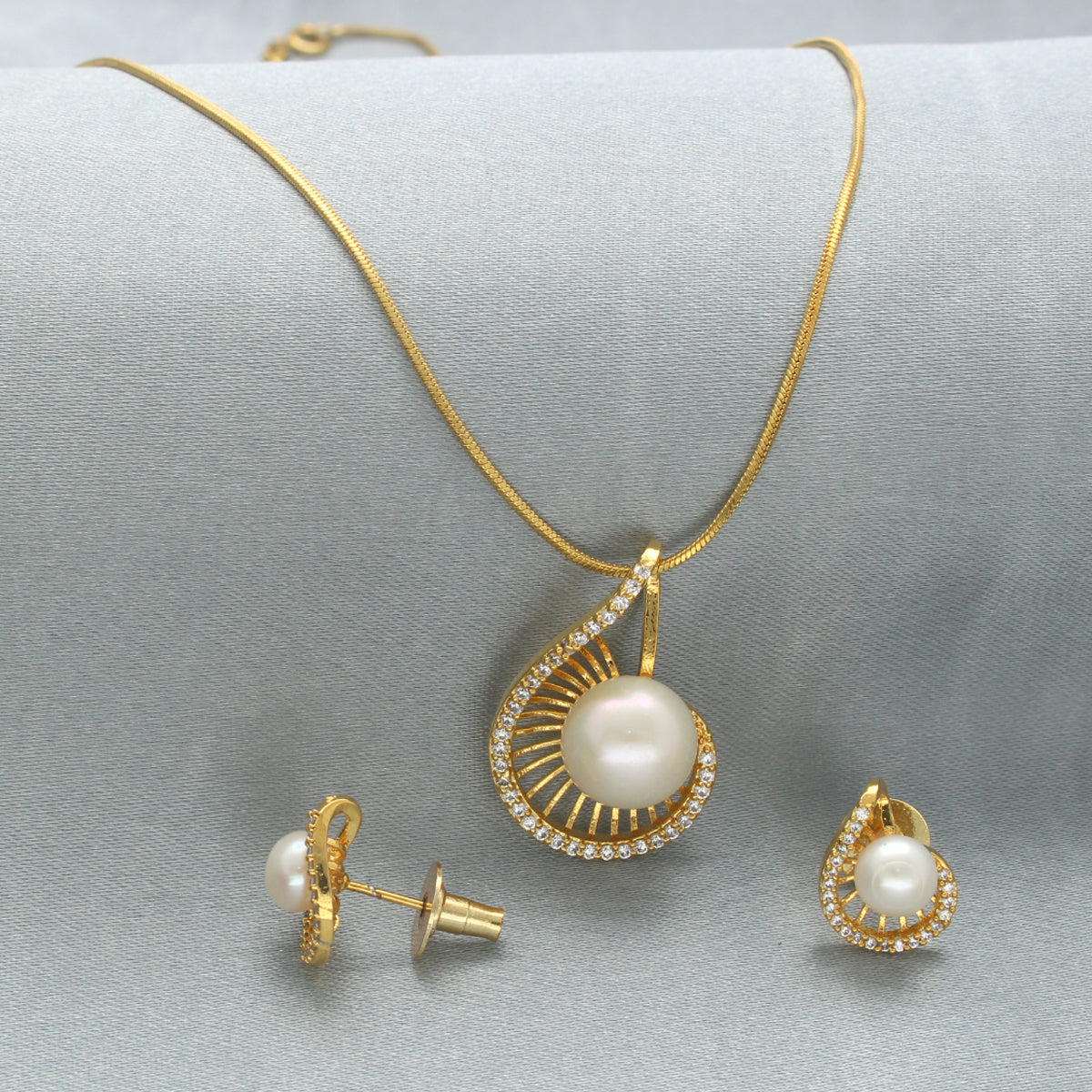 J Pearls Treasure Pendant Hamper - Distacart