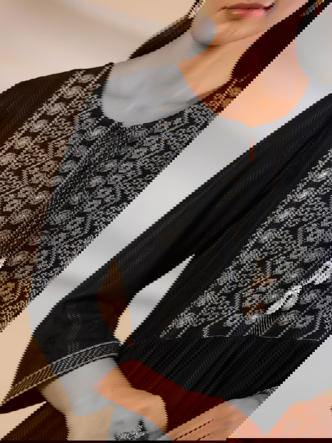Juniper Women's Black Geometric Printed Rayon Tunic With Thread Work