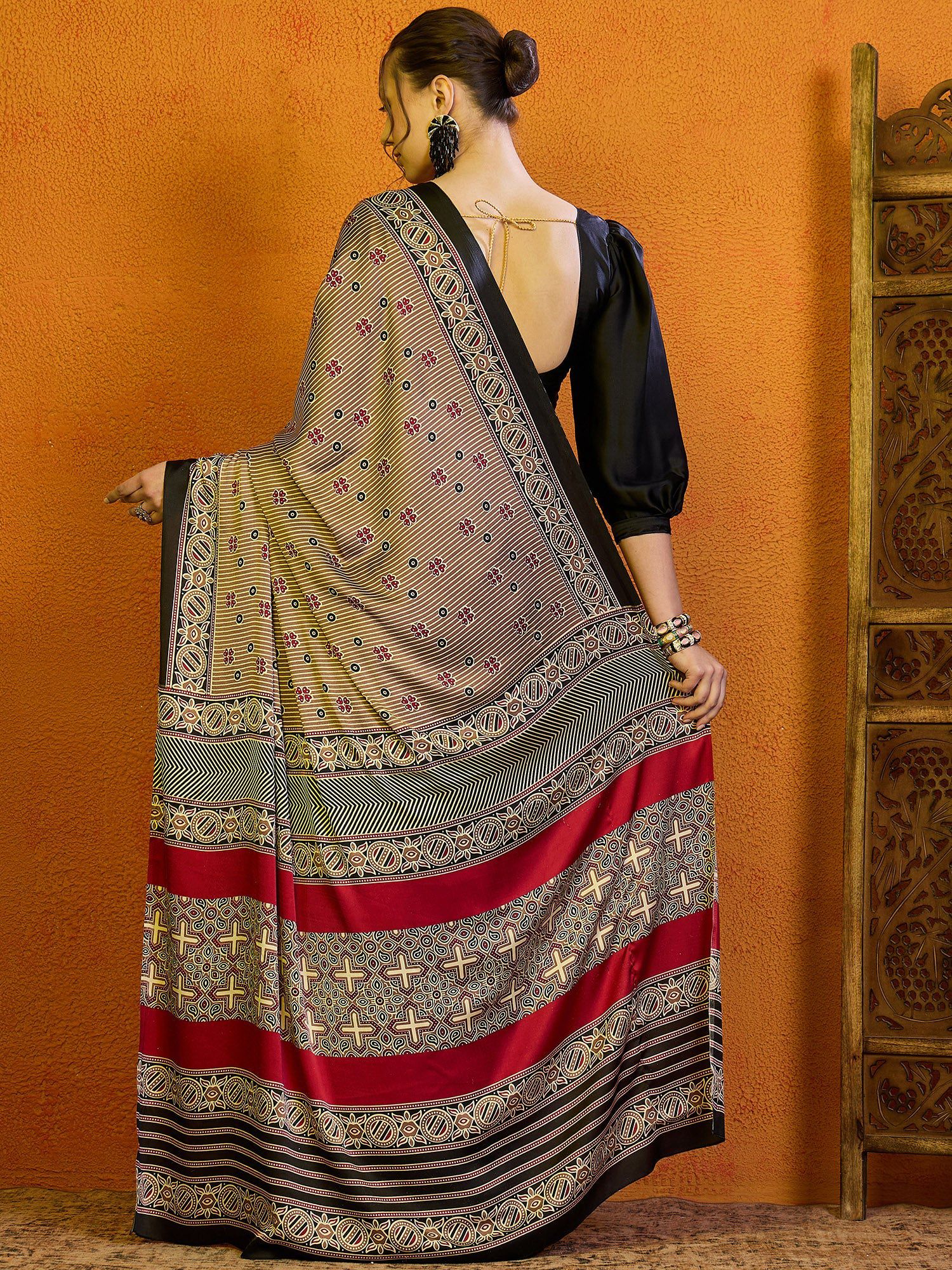 NOZ2TOZ Women's Satin Magenta Printed Designer Saree With Blouse Piece - Distacart