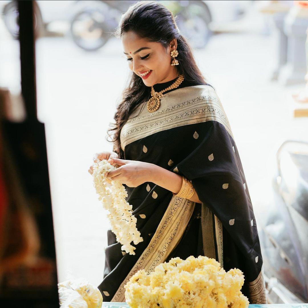 NOZ2TOZ Jacquard Lichi Silk Black Saree With Unstitched Blouse Piece - Distacart