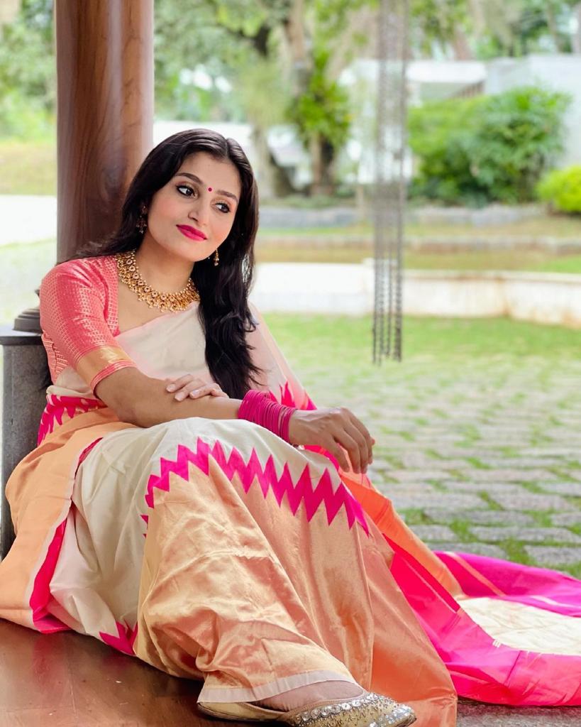 NOZ2TOZ Jacquard Lichi Silk Cream Saree With Unstitched Blouse Piece - Distacart