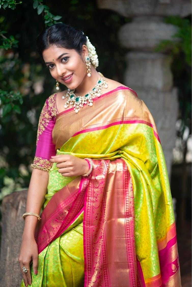Malishka Jacquard Lichi Silk Green Saree With Unstitched Blouse Piece