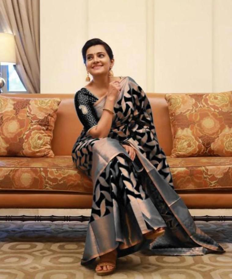 NOZ2TOZ Jacquard Lichi Silk Black Saree With Unstitched Blouse Piece - Distacart