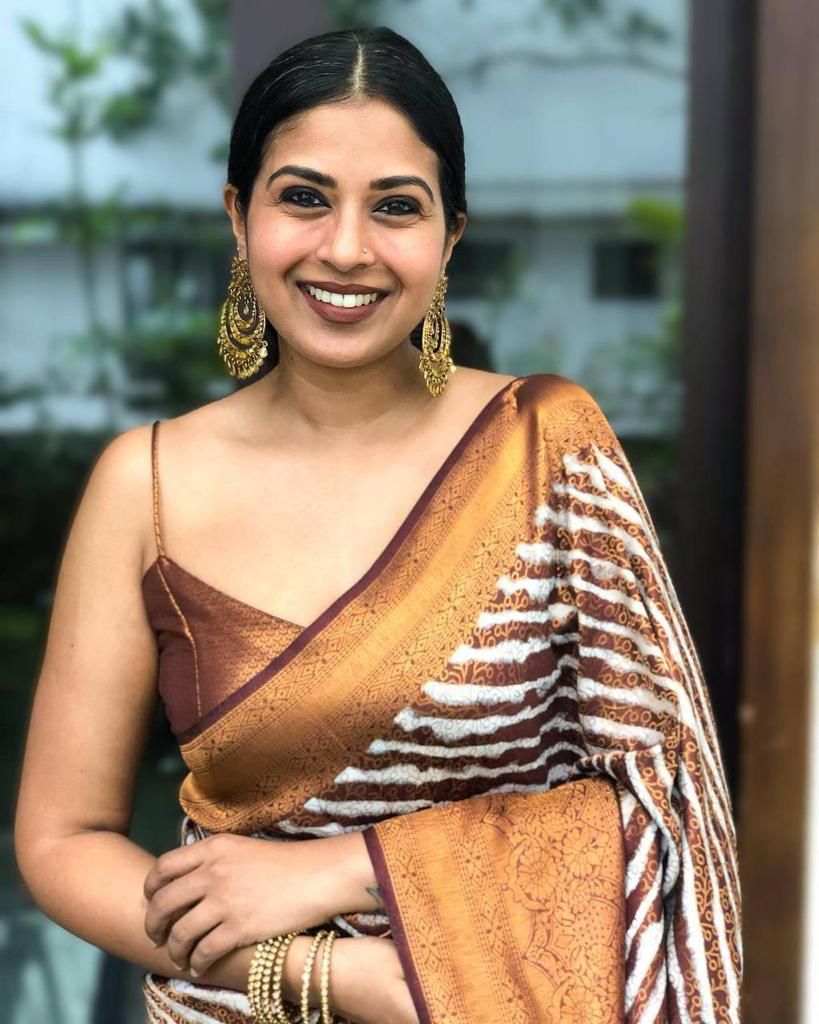 NOZ2TOZ Jacquard Lichi Silk Brown Saree With Unstitched Blouse Piece - Distacart