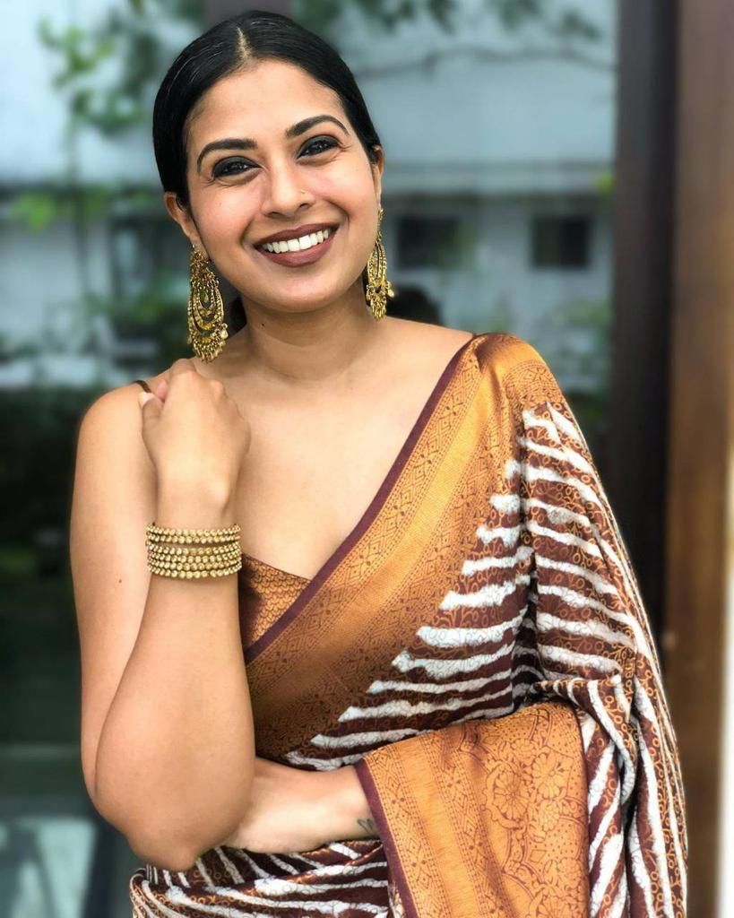 NOZ2TOZ Jacquard Lichi Silk Brown Saree With Unstitched Blouse Piece - Distacart