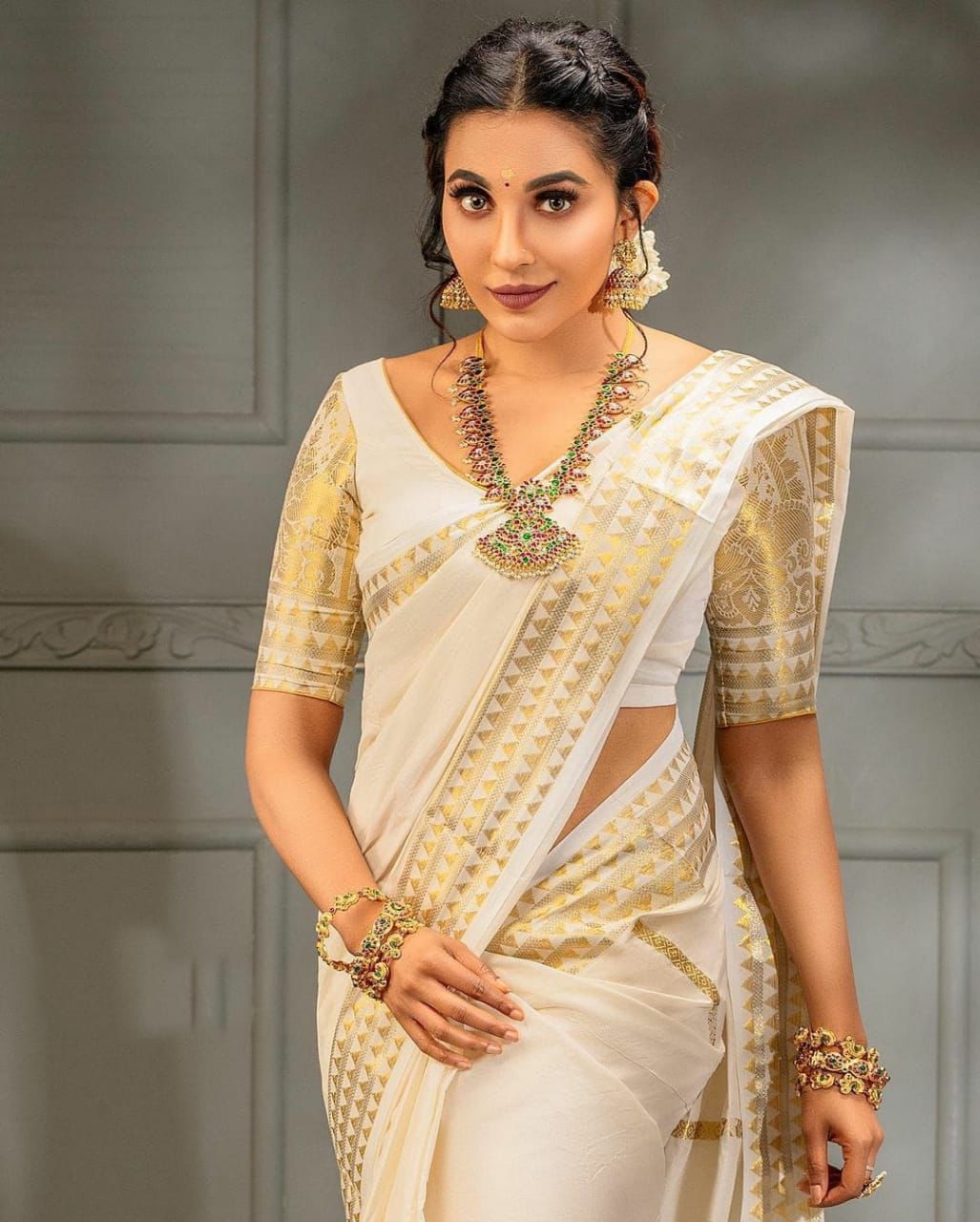 NOZ2TOZ Jacquard Lichi Silk White Saree With Unstitched Blouse Piece - Distacart