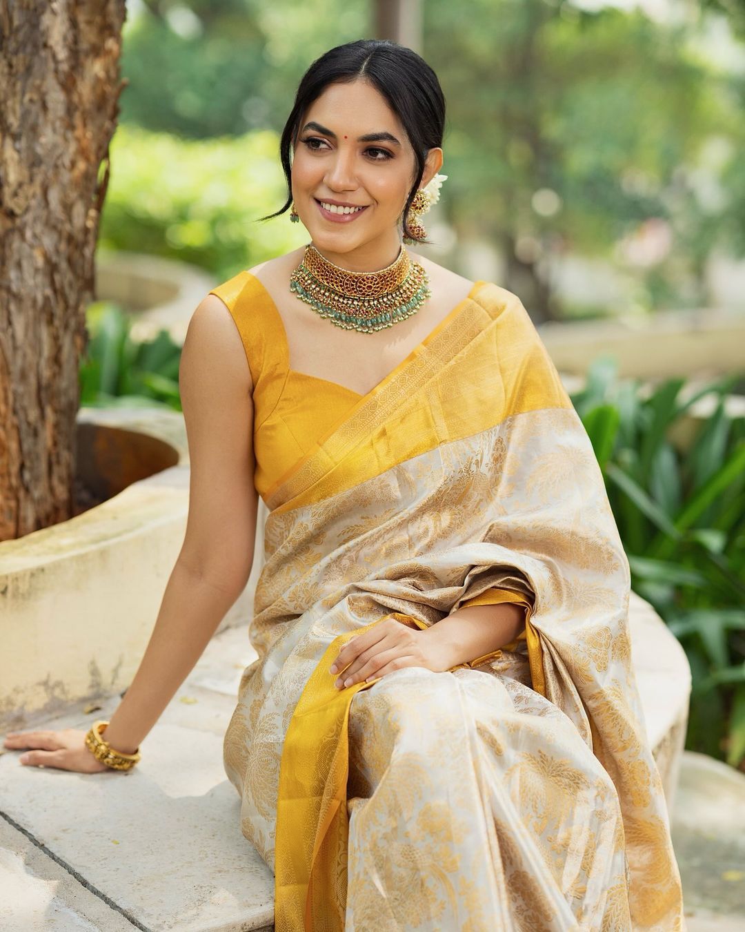 NOZ2TOZ Jacquard Lichi Silk White Saree With Unstitched Blouse Piece - Distacart