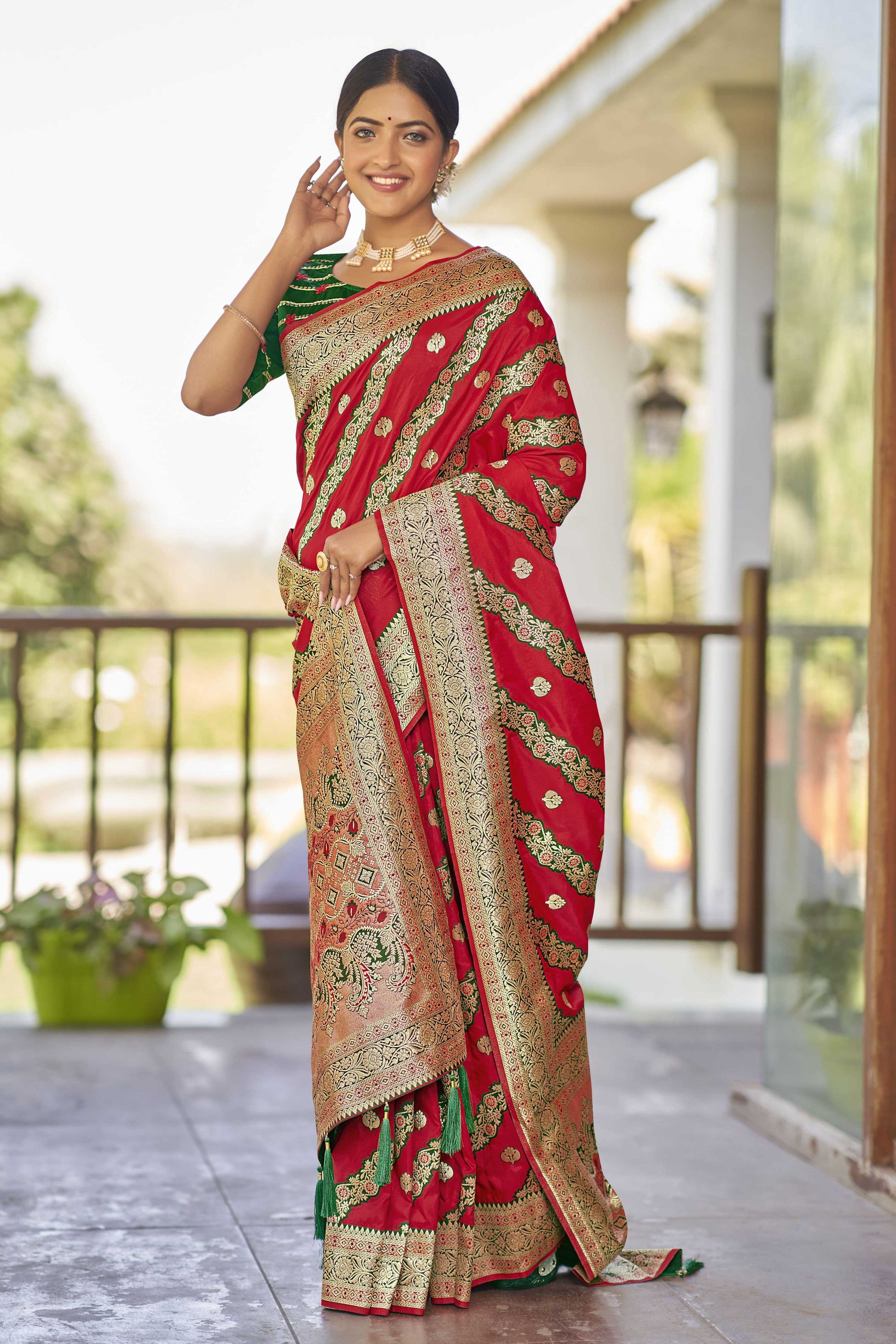 MANOHARI Banarasi Silk Blend Jacquard Work Saree - Red - Dista
