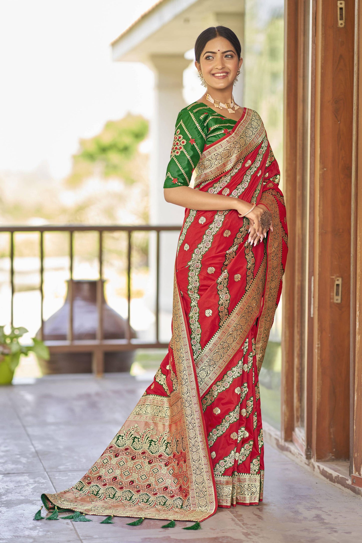 MANOHARI Banarasi Silk Blend Jacquard Work Saree - Red - Dista