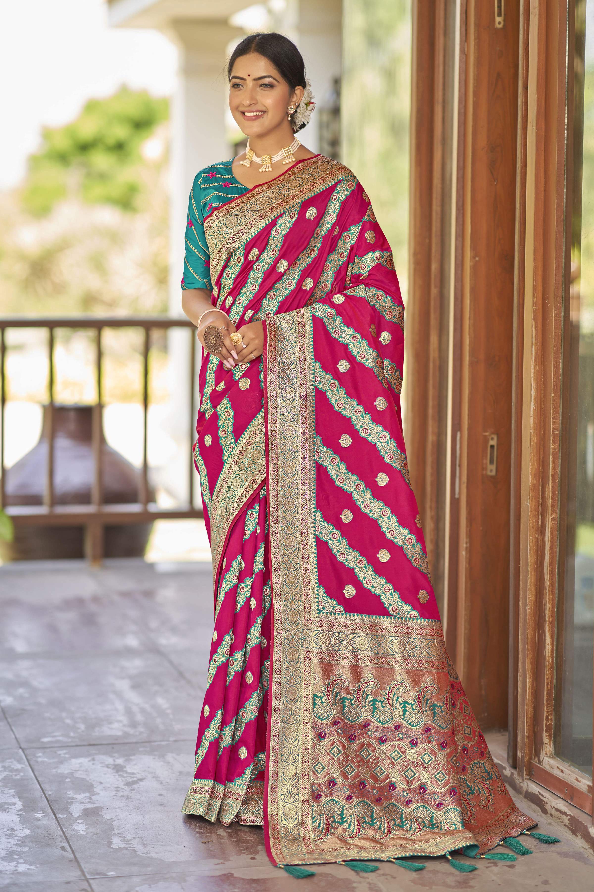 MANOHARI Banarasi Silk Blend Jacquard Work Saree - Pink - Dista