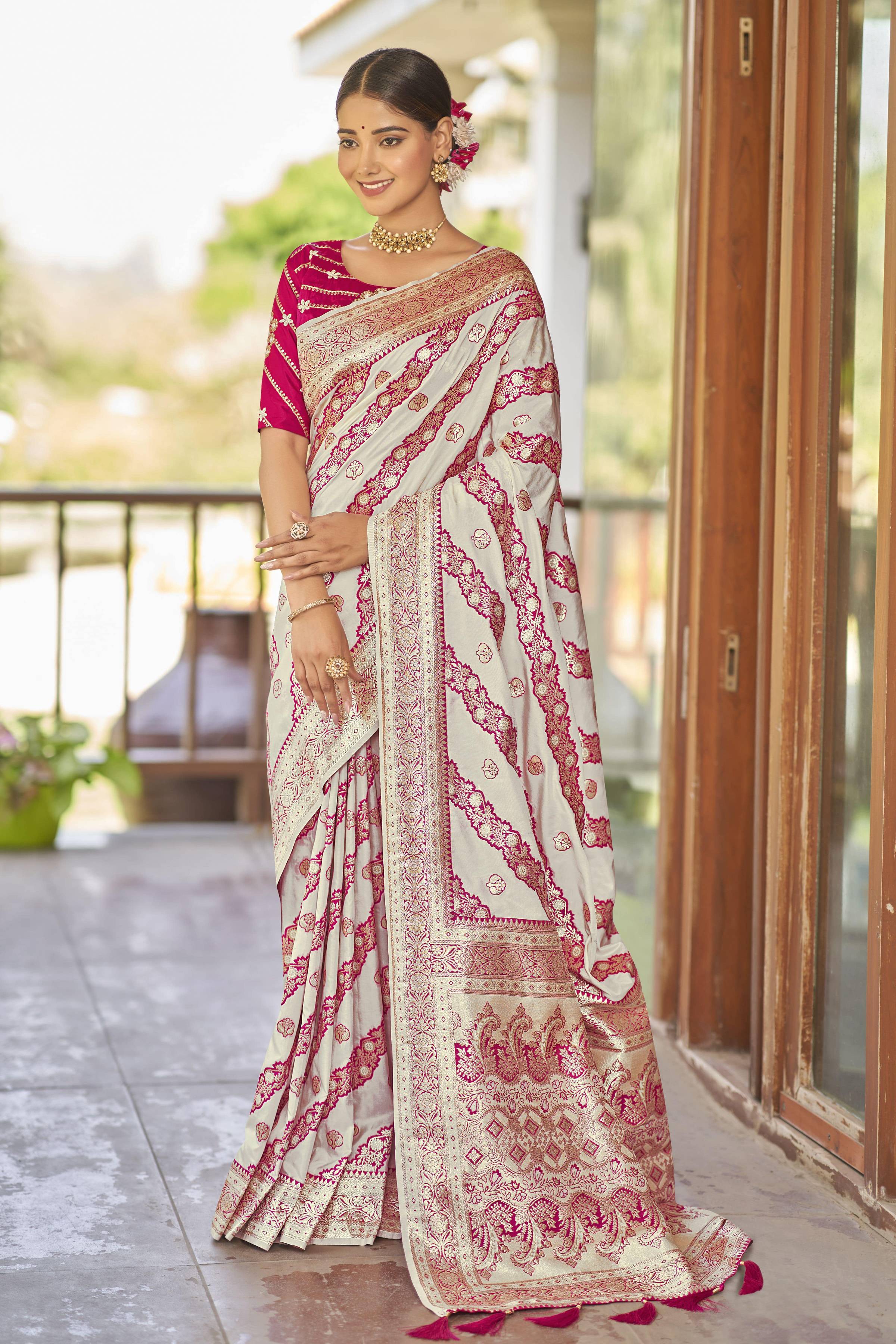 MANOHARI Banarasi Silk Blend Jacquard Work Saree - White - Dista