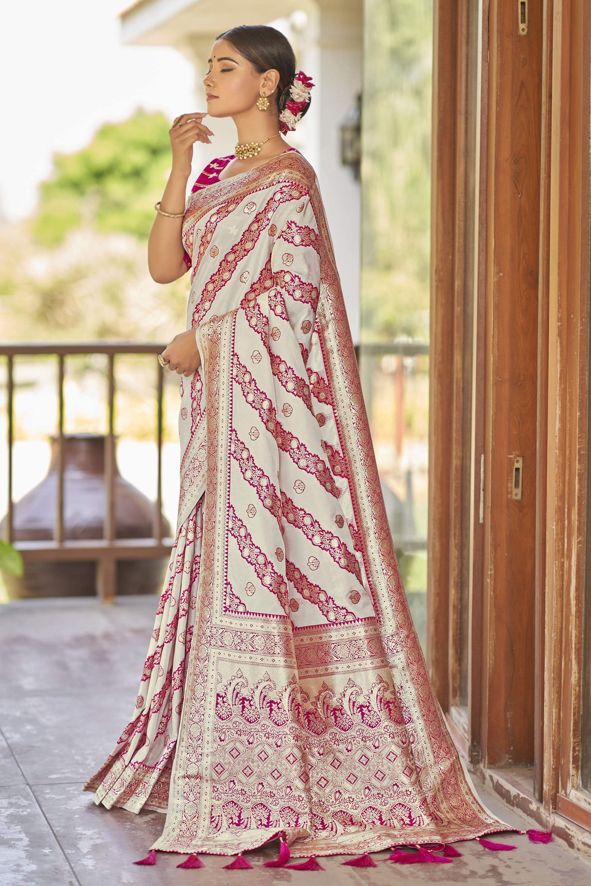 MANOHARI Banarasi Silk Blend Jacquard Work Saree - White - Dista