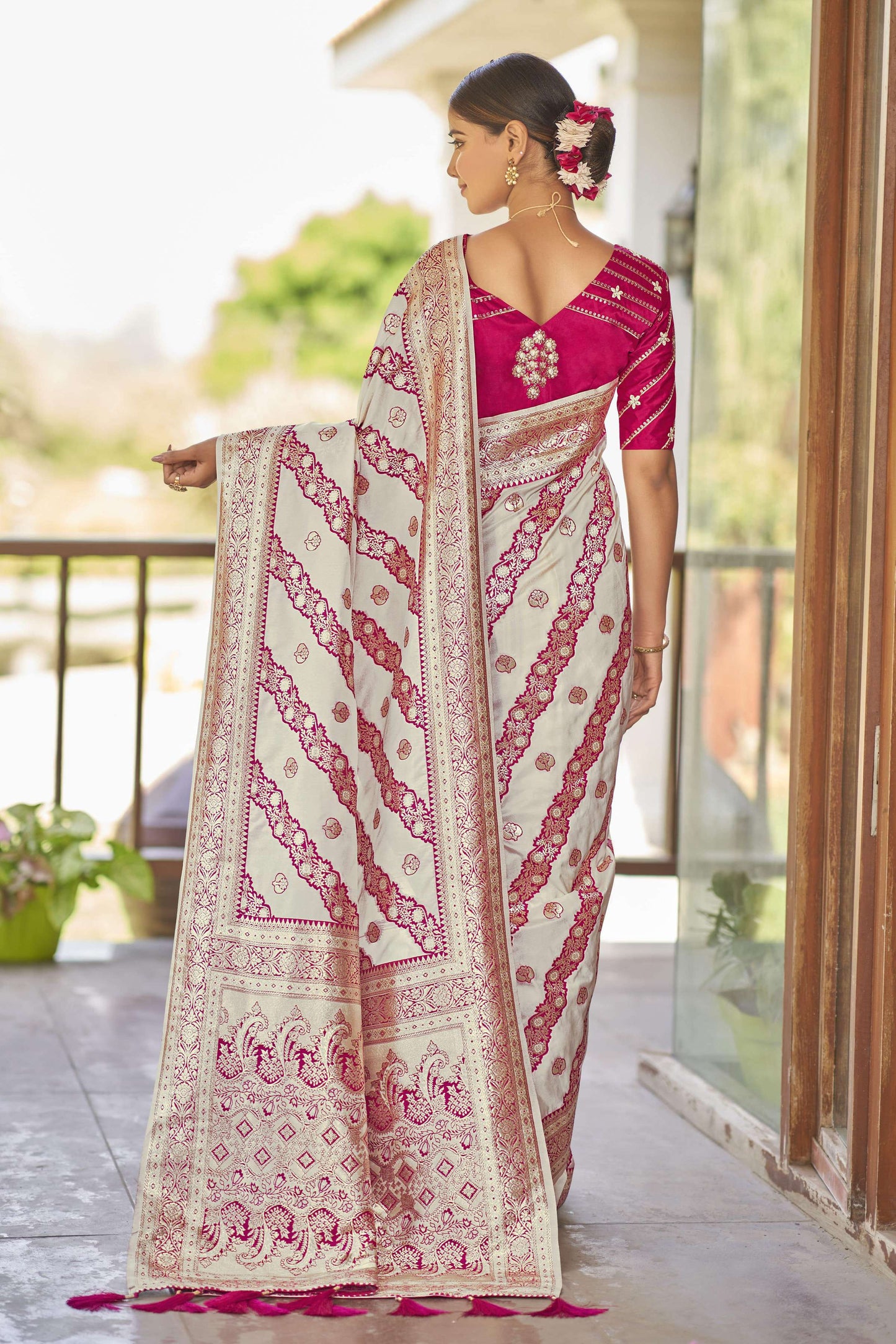 MANOHARI Banarasi Silk Blend Jacquard Work Saree - White - Dista