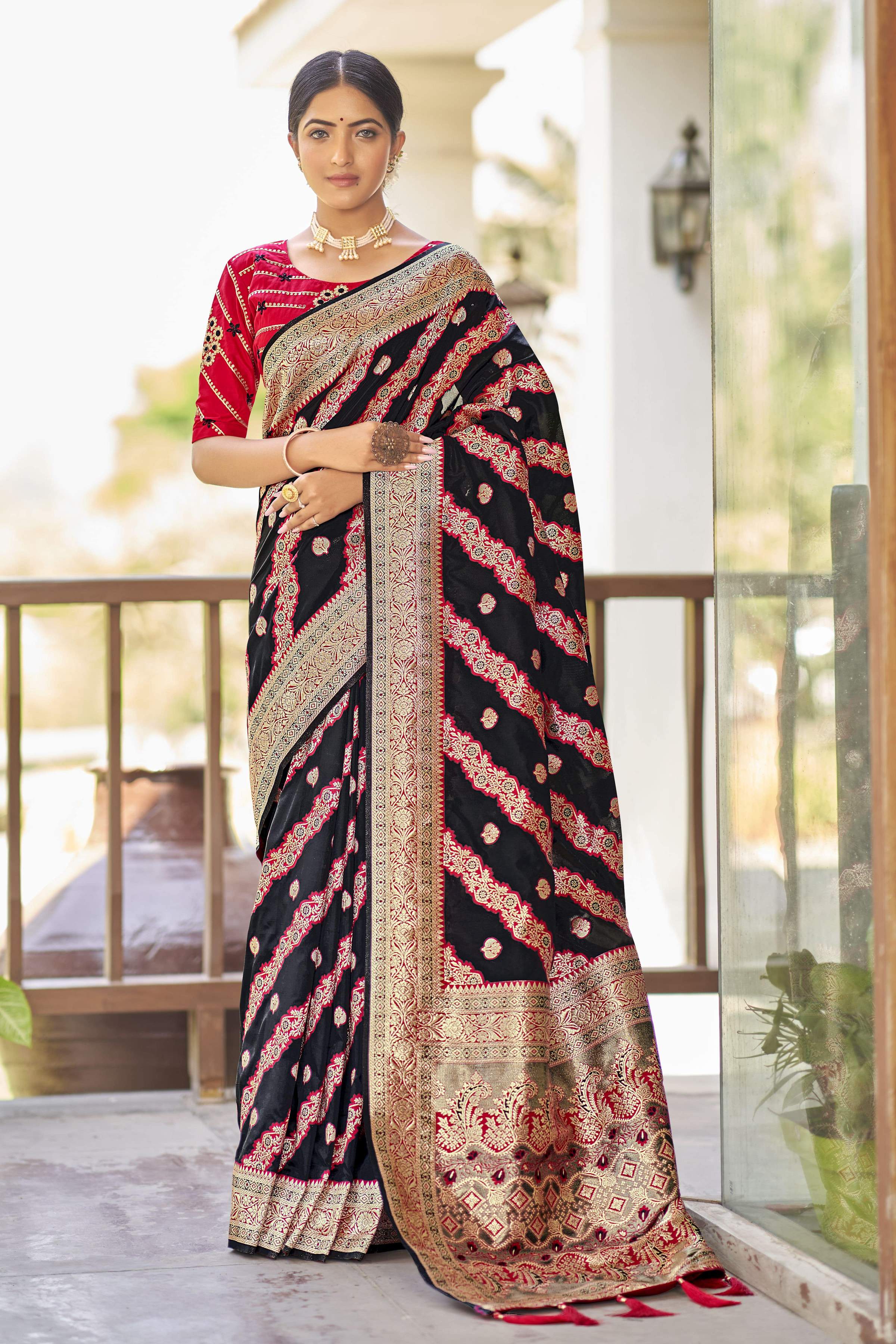 MANOHARI Banarasi Silk Blend Jacquard Work Saree - Black - Dista