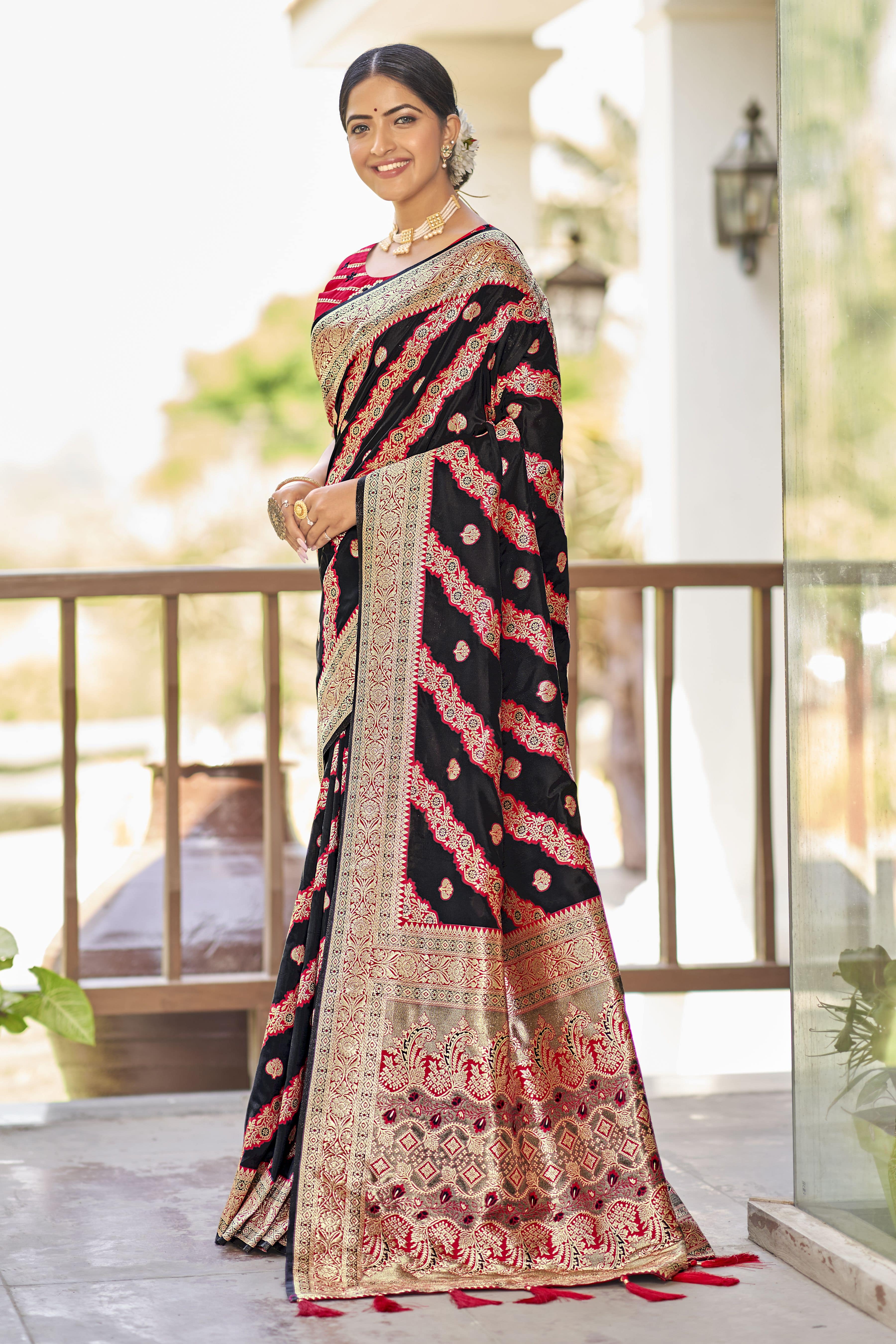 MANOHARI Banarasi Silk Blend Jacquard Work Saree - Black - Dista