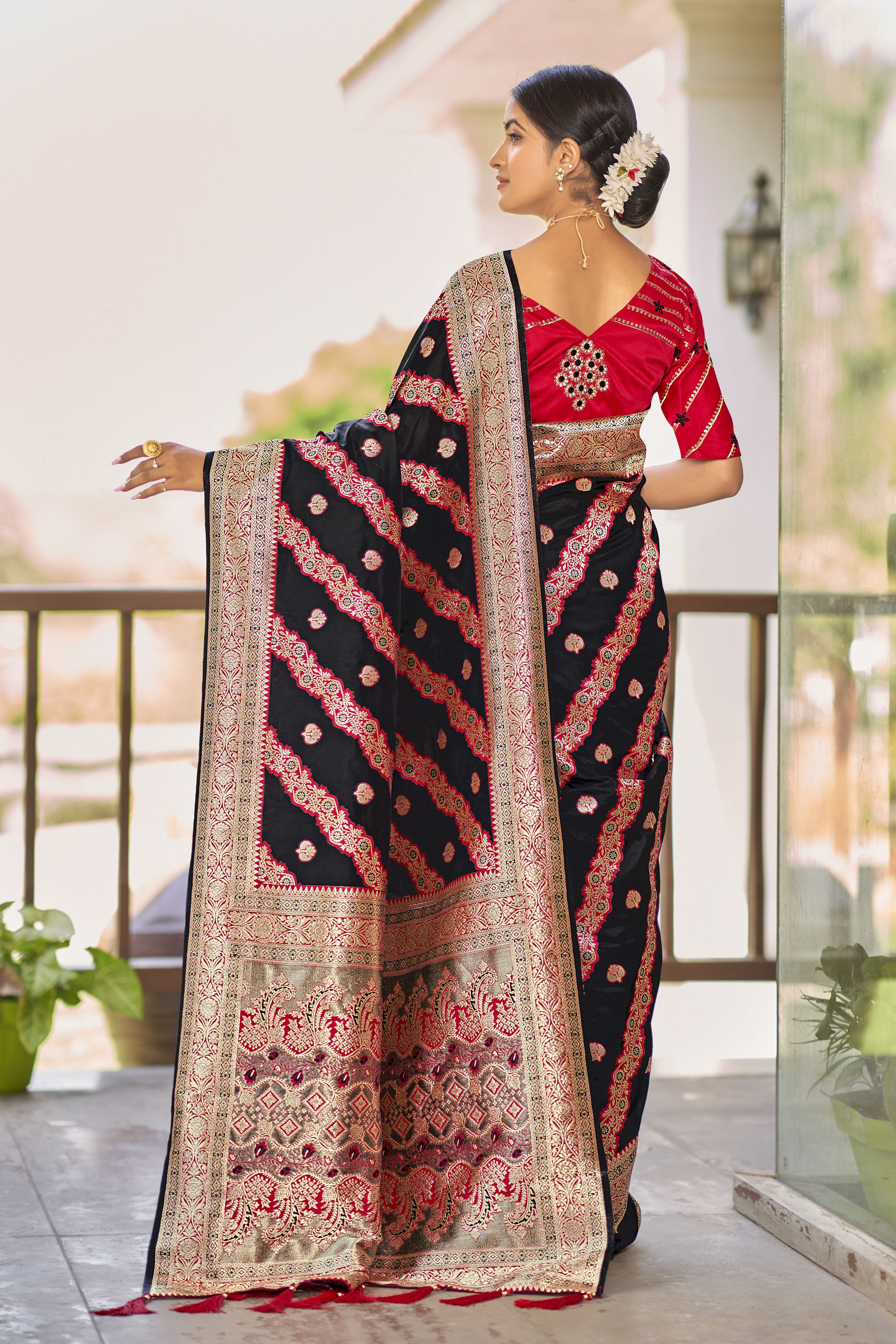 MANOHARI Banarasi Silk Blend Jacquard Work Saree - Black - Dista