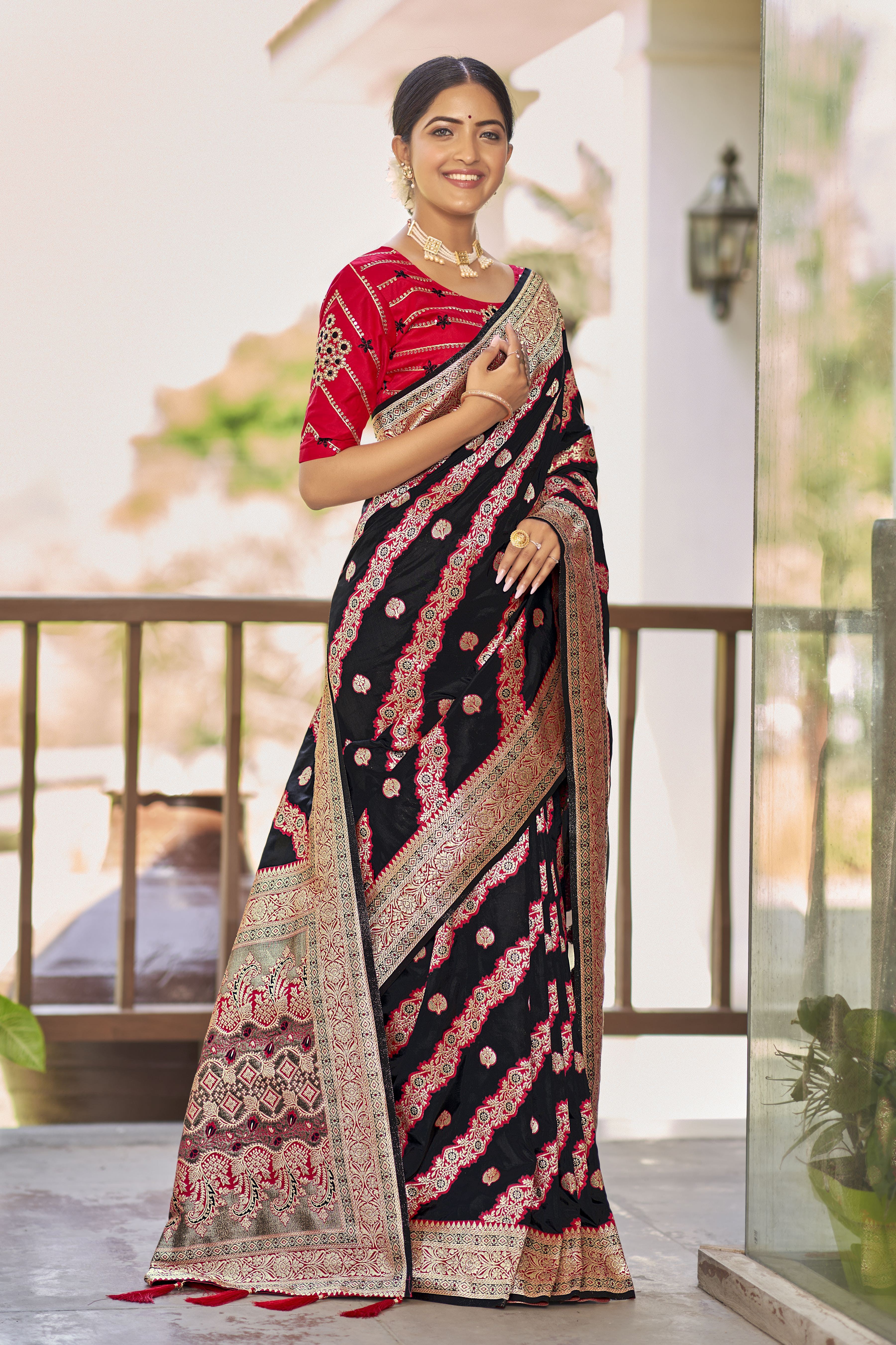 MANOHARI Banarasi Silk Blend Jacquard Work Saree - Black - Dista