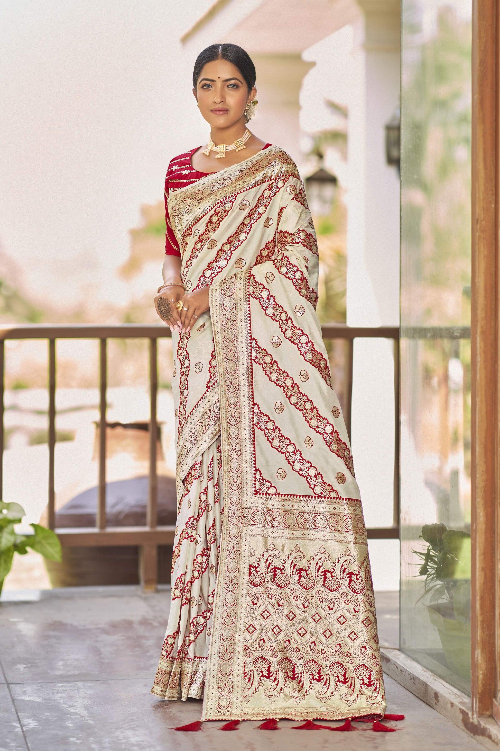 MANOHARI Banarasi Silk Blend Jacquard Work Saree - White - Dista